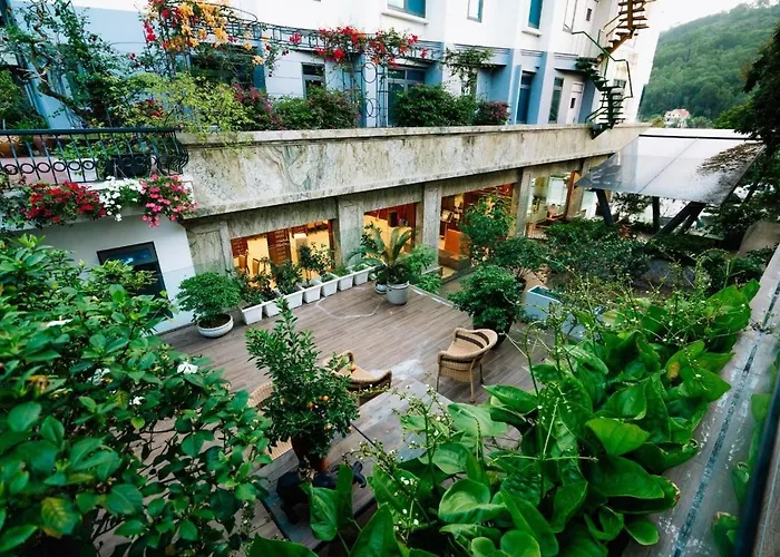 Lake Hills Hotel