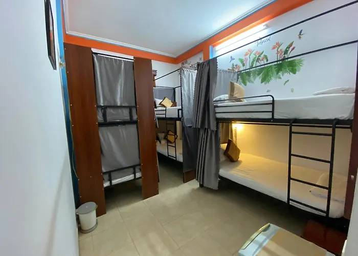 Alex Ha Long Hotel and Hostel