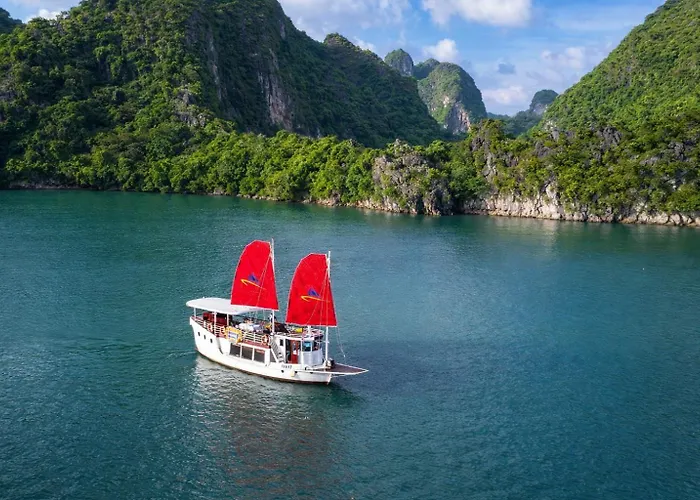 Private Sail Ha Long - Bai Tu Long